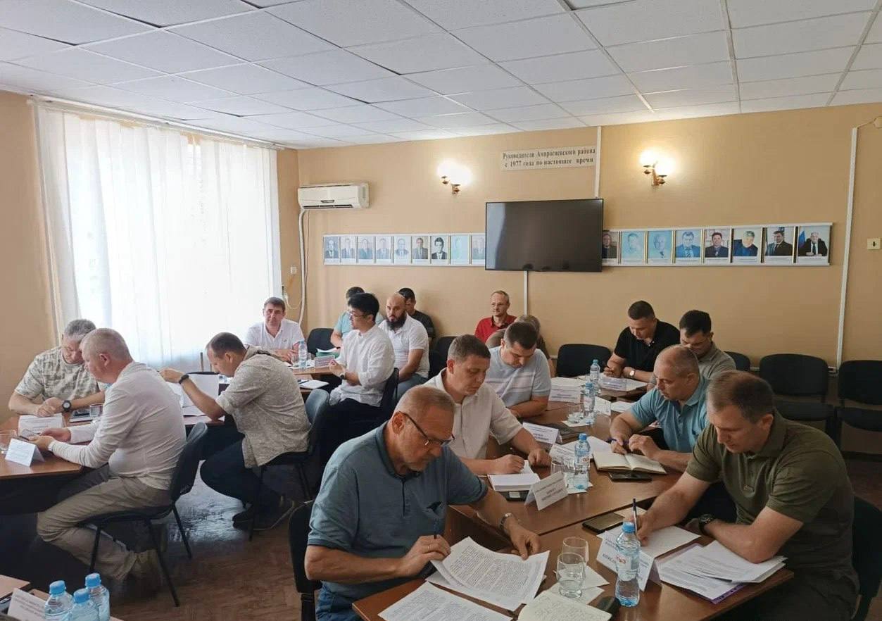 Подготовка к осенне-зимнему периоду в воссоединенных регионах на контроле Минстроя России Замминистра строительства и ЖКХ РФ Валерий Леонов в ходе рабочей поездки в Донецкую Народную Республику провел расширенное совещание совместно с врио Председателя Правительства ДНР Андреем Чертковым. Основной темой обсуждения стала подготовка муниципалитетов Республики к предстоящему отопительному сезону. В рамках совещания участники рассмотрели ключевые вопросы, связанные с ремонтом и модернизацией объектов ЖКХ, обеспечением бесперебойной подачи тепла и энергоресурсов, а также готовностью аварийных служб к работе в осенне-зимний период. Особое внимание было уделено малым городам и сельским поселениям ДНР, где инфраструктура требует повышенного контроля для своевременной подготовки к холодам. После совещания посетили Амвросиевку, проверили ход реализации программ по формированию комфортной городской среды. В центре города ведутся ремонтные работы дорог и тротуаров, озеленение общественных пространств и обустройство зон отдыха. ↪ Активное участие в развитии Амвросиевки принимает регион-шеф — Амурская область. Благодаря совместной работе уже видны первые результаты, способствующие повышению качества жизни людей.