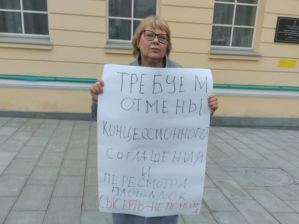 Участки под крупнейший в УрФО мусорный полигон арестованы Участки в Сысертском районе, определенные для строительства мусоросортировочного комплекса "Екатеринбург - Юг", арестованы по инициативе федерального Россельхознадзора. Концессионеру - ООО "Экологические системы" - запрещено продавать, передавать участки, менять собственника или категорию, а без перевода сельхозземель в статус промышленных строительство объекта на них невозможно. Соответствующий документ опубликовали активисты, выступающие против полигона. Более того, Россельхознадзор направил обращение в Минсельхоз России и к врио губернатора Свердловской области Денису Паслеру, уведомив их о выбытии земель сельскохозяйственного значения в регионе и принятии мер. В случае, если собственник не устранит все нарушения, земли у него будут изъяты. Строительство одного из крупнейших в России и крупнейшего в УрФО мусоросортировочного комплекса "Екатеринбург-Юг" планируется на землях сельхозназначения и оценивается в 25 млрд руб. Концессионером выступает ООО "Экологические системы", подконтрольное близким к свердловскому экс-губернатору Евгению Куйвашеву бизнесменам Артему Бикову и Алексею Боброву.