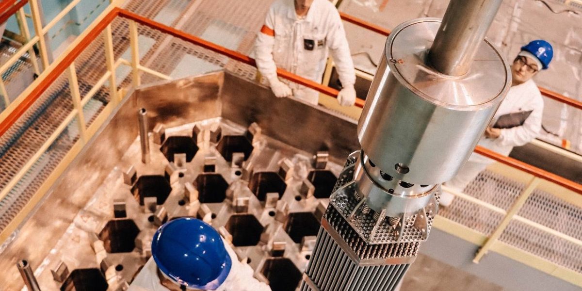 Росатом начал эксплуатацию инновационного ядерного топлива пятого поколения Партия ядерного топлива инновационной конструкции ТВС-5 была загружена в реактор ВВЭР-1200 в ходе планово-предупредительного ремонта на энергоблоке №6 Нововоронежской АЭС, — констатирует Росатом Тепловые реакторы типа ВВЭР составляют основу атомной энергетики в России и широко эксплуатируются за рубежом на АЭС российского дизайна. Долгосрочная стратегия развития атомной отрасли включает создание двухкомпонентной атомной энергетики с реакторами на тепловых и быстрых нейтронах, а также внедрение технологий замыкания ядерного топливного цикла, основанных на фабрикации свежего уран-плутониевого топлива из отработавшего материала Конструкция ТВС-5, производящихся из регенерированных ядерных материалов, позволит в перспективе вовлечь тепловые реакторы в замкнутый ядерный топливный цикл «КРИСТАЛЛ РОСТА» ранее информировал, что по мнению МАГАТЭ ядерная энергетика Запада не выживет без России