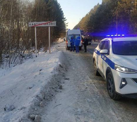 Пешеход погиб возле Кафтанчиково в результате наезда автомобиля.  Предварительно, водитель Тойоты Камри не справился с управлением и выехал на правую обочину, по которой двигался пешеход. От полученных травм мужчина скончался на месте происшествия.    Подписаться   Прислать нам новость