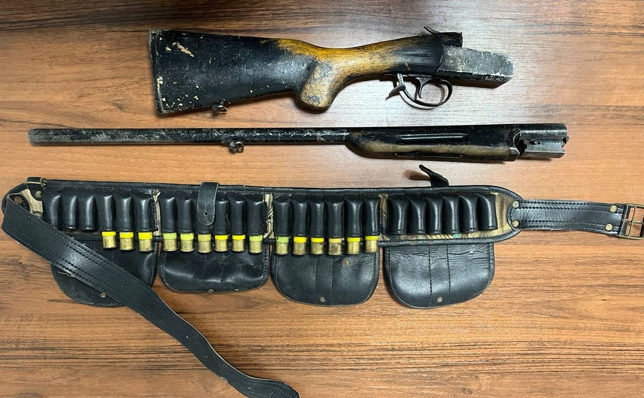Житель Александровского района Томской области скоро окажется на скамье подсудимых за устроенную им на улице стрельбу из охотничьего ружья Следствие установило в августе 2025 года нетрезвый 34 летний мужчина на одной из улиц села Александровское хотел напугать компанию молодых людей с которыми у него были неприязненные отношения Он делал вид что целится в людей а сам стрелял в воздух Подробнее на Бабре томск vtomsk24