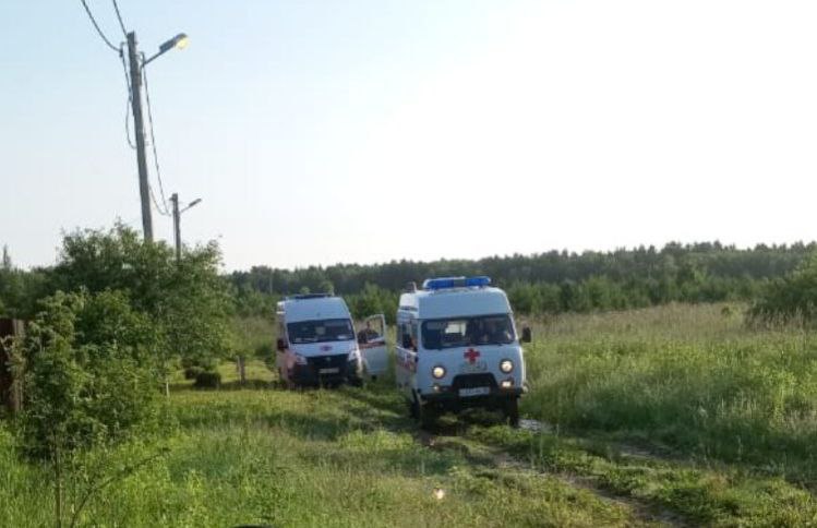 В Калуге Скорая застряла по дороге к пациенту Это произошло вчера в селе Горенское. Бригада скорой не смогла приехать на вызов из-за разбитой дороги. — Целый час машина Скорой помощи ждала вторую машину, которая ее вытащила. Если бы помощь человеку, вызвавшему Скорую, была бы нужна экстренно и, не дай бог, случилось бы что. Кто понес бы ответственность? — спрашивает у властей житель села. Несколько лет назад в село не смогли проехать пожарные машины и зимой не могла проехать Скорая к беременной женщине, напоминают жители Горенского.