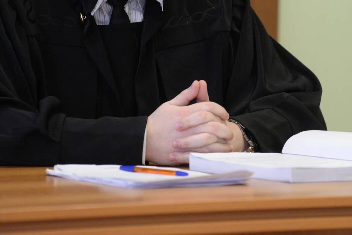 В Ульяновске суд конфисковал у жителя автомобиль за пьяное вождение Ленинский райсуд Ульяновска вынес приговор по уголовному делу Дмитрия Носкова признанного виновным в повторном управлении автомобилем в состоянии алкогольного опьянения ч 1 ст 264 1 УК РФ до двух лет лишения свободы сообщила прокуратура Ульяновской области По данным ведомства 14 ноября 2024 года в Ульяновске на ул Минаева сотрудники ДПС остановили автомобиль марки Toyota Matrix 1 8 которым управлял 49 летний Дмитрий Носков находившийся в состоянии алкогольного опьянения Выяснилось что ранее водитель уже привлекался к административной ответственности за отказ пройти медосвидетельствование на опьянение ч 1 ст 12 26 КоАП РФ Обвиняемый признал свою вину в полном объеме Суд приговорил Дмитрия Носкова к 320 часам обязательных работ с двухлетним запретом управлять транспортом Автомобиль конфискован в доход государства как транспорт который использовался при совершении преступления п д ч 1 ст 104 1 УК РФ kommersant volga