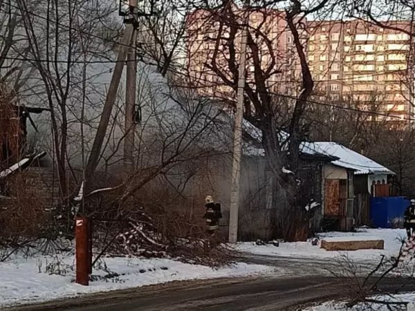 В Ростове горит заброшенный дом в районе Театральной площади.  Огонь вспыхнул 28 февраля около 17:30 на Орловской, 13.