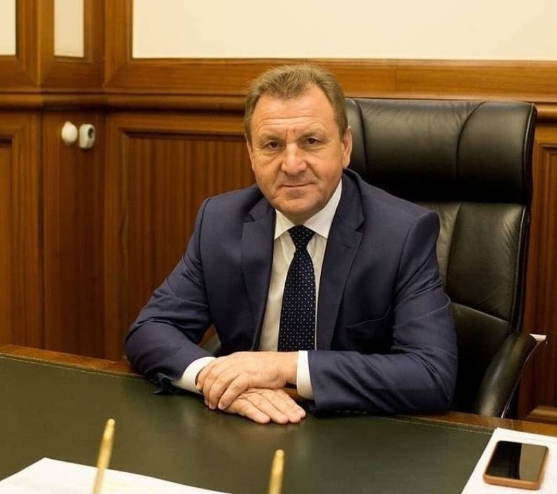 Мэром Ставрополя снова стал Иван Ульянченко. Его кандидатуру выбрали на заседании городской думы, сообщили в городской администрации. Впервые Ульянченко был избран главой Ставрополя в 2020 году. Иван Ульянченко родился в 1961 году в Изобильном. Работать начинал на заводе «Атлант». Успел побывать заместителем главы Ленинского района, главой Промышленного района, первым заместителем главы городской администрации, возглавлял комитет краевой Думы по социальной политике. Подписаться прислать новость