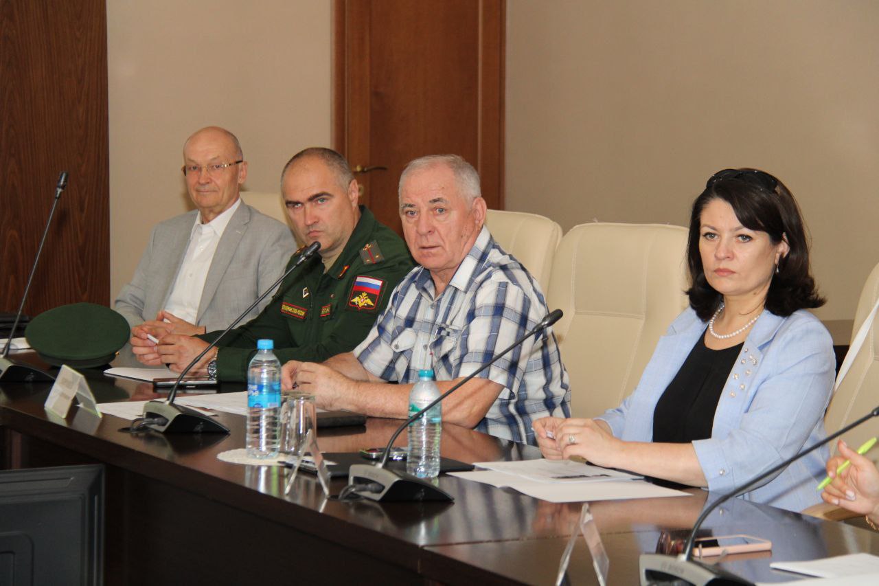 Сегодня во Владимире состоялось заседание Общественного совета программы подготовки руководящих кадров «Герои-33», являющейся региональным аналогом президентской программы «Время Героев». В ходе заседания утвержден список участников первого образовательного потока. Принять участие в программе заявились более 170 человек. Самому молодому - 27, самому возрастному - 56. Отбор прошли 50 человек, которые соответствуют всем критериям. Их ждет насыщенная образовательная программа с 7:30 до позднего вечера . Предусмотрены мастер-классы, тренинги на развитие надпрофессиональных компетенций, мероприятия на сплочение и командообразование, посещение соцобъектов и предприятий. За каждым участником закрепят опытного управленца-наставника, который будет сопровождать его и помогать на всех этапах обучения. Старт программы намечен на 12 июня, на День России. По словам первого вице-губернатора Дмитрия Лызлова, к декабрю выпускников программы ждут на работу в муниципалитетах и государственных учреждениях.