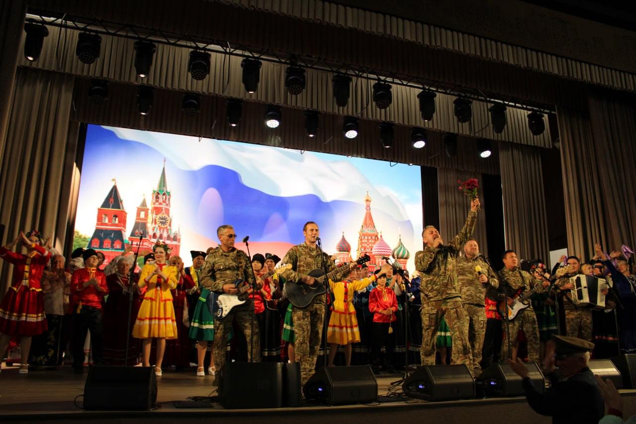 В Станице Луганской прошёл фестиваль Луганский край казачий край Мероприятие было приурочено ко Дню посёлка и годовщине воссоединения с Россией Программа началась в Станично Луганском краеведческом музее Там для юнармейцев организовали встречу где они смогли задать вопросы о развитии казачества и о планах на празднование 225 летия со дня рождения Владимира Даля Основные события развернулись в обновлённом Дворце культуры Гости увидели выставку работ мастеров из разных муниципалитетов Луганской Народной Республики  После этого состоялся концерт На сцене выступили Фронтовая творческая бригада ансамбля Рубиновая звезда и заслуженная артистка ЛНР Наталия Олиефиренко На фестивале также присутствовали представители руководства республики что подчеркнуло значимость события