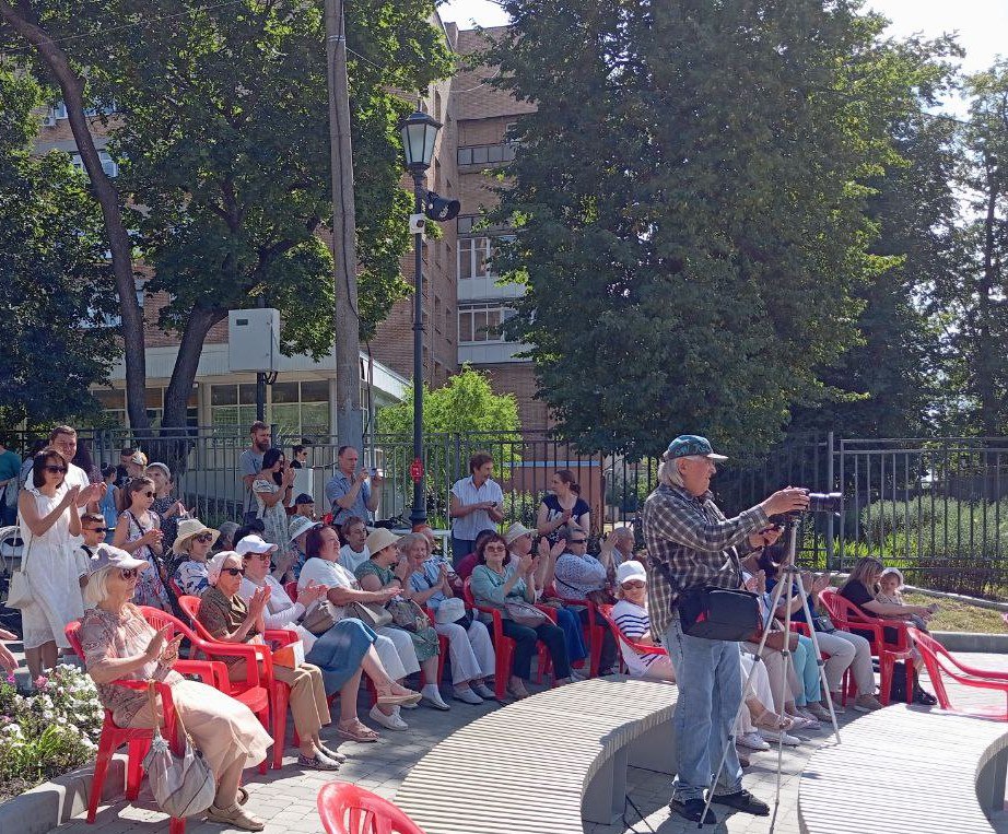 В эти минуты на Дворянке в Орле развернулись "Крылья любви"!   Так называется Тургеневский праздник. Он идет в нескольких локациях, и наверху и внизу ландшафтного парка. Задействованы юные и взрослые артисты, звучит музыка и литература!  Свою "точку притяжения" может найти любой, от малыша  там есть "кукольная локация", до знатоков  литературы  конкурсы и викторины подготовили библиотеки .  И, конечно, особая атмосфера праздника! Вот лишь некоторые фотографии самого начала праздника.   Возрастное ограничение 0+