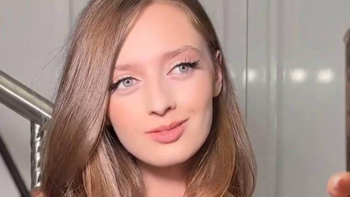 Автора скандальных постов о казахах начали судить в Караганде Алика Мухамадиева рассказала о психологическом срыве и попросила суд не лишать её свободы 22 летняя предпринимательница из Караганды признала вину в суде по делу о разжигании межнациональной розни Она объяснила свои действия тяжёлым эмоциональным состоянием По её словам в день публикации она находилась в стрессе накануне попала в аварию а незадолго до этого пережила смерть близкой бабушки Мухамадиева добавила что с момента ареста прошло 86 дней и всё это время она не видела свою маленькую дочь Где мама спрашивает она у моего отца добавила подсудимая со слезами Также она рассказала что в следственном изоляторе познакомилась с сокамерницей глубоко верующей женщиной которая подарила ей Коран и помогла переосмыслить поступок Мне стыдно за то что я сделала Но я рада что мы оказались с ней в одной камере Адвокат Тимур Солодуха заявил что будет добиваться наказания не связанного с лишением свободы Подсудимая имеет на иждивении малолетнего ребёнка Мы настаиваем на штрафе или ограничении свободы Она согласна со штрафом главное не сажать подчеркнул адвокат Процесс идёт в порядке сокращённого судопроизводства Суд объявил о переходе к прениям сторон Следующее заседание назначено на 17 октября Алика Мухамадиева оказалась под следствием после публикации в Threads Её высказывания о казахах вызвали бурную реакцию среди пользователей Фото инстаграм gulchehra bvs48 кадр из видео t me orda kz