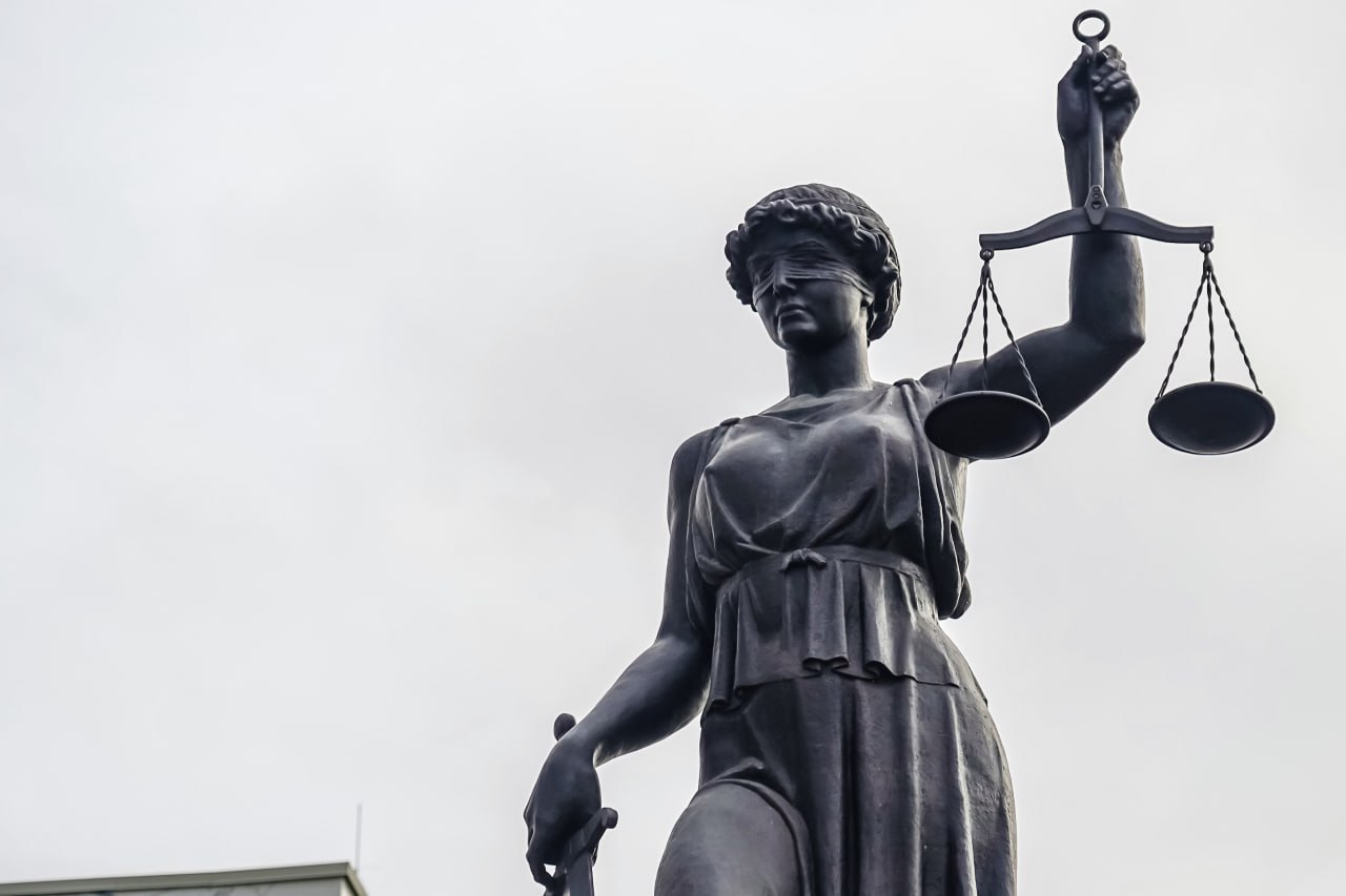 Житель Красноярска обманул соцзащиту на 350 тысяч рублей и попал под суд. Все произошло около двух лет назад, но дело дошло до суда только сейчас. В октябре 2023 года 37-летний безработный обратился в соцзащиту за помощью. Он поделился, что хочет открыть ИП по ремонту автомобилей и купить оборудование – два электроподъемника. В итоге с ним заключили социальный контракт и перечислили 350 тысяч рублей. Однако вместо открытия бизнеса мужчина потратил целевые деньги на покрытие своих текущих расходов. После того, как обман вскрылся, было заведено уголовное дело о мошенничестве при получении выплат. Вот что грозит обвиняемому.