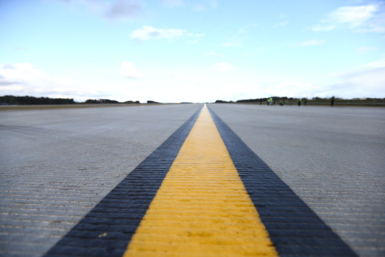 Способствуя развитию инвестиционной активности Подмосковья Минимущества совместно с корпорацией ДОМ РФ приняли важное решение  выставить на торги неиспользуемое федеральное имущество бывшего аэропорта Быково расположенного в Раменском м о Данный объект идеально подходит для создания промышленной логистической зоны Благодаря своему расположению вблизи крупного Логопарка площадью порядка 180 га с развитой инфраструктурой и крупными арендаторами территория обладает высоким потенциалом для расширения и привлечения инвестиций Мы считаем необходимым привлекать инвестиции и повышать эффективность использования государственных активов Поэтому руководство области совместно с федеральными органами пришло к выводу что аэропорт Быково закрытый более 15 лет назад целесообразно представить вниманию потенциальных инвесторов Продажа запланирована на ближайшие два года Мы рассчитываем привлечь крупные вложения и обеспечить эффективное использование площадей бывшей воздушной гавани способствуя развитию инвестиционной активности региона пояснил вице губернатор МО курирующий имущественный блок Владимир Локтев  Выставить на торги планируется целый комплекс недвижимости включающий десять строений и сооружений расположенных на трех участках земли общей площадью около 57 гектаров В настоящее время ДОМ РФ полностью сформировал пакет документов к предстоящим торгам этому предшествовала большая работа в том числе подготовка схемы границ расположения земельного участка и технических планов объектов капитального строительства с привязкой к участку Бывший аэродром Быково вскоре обретет новую жизнь став стартовой площадкой для нового инвестпроекта добавил министр имущественных отношений МО Тихон Фирсов Подписаться на канал