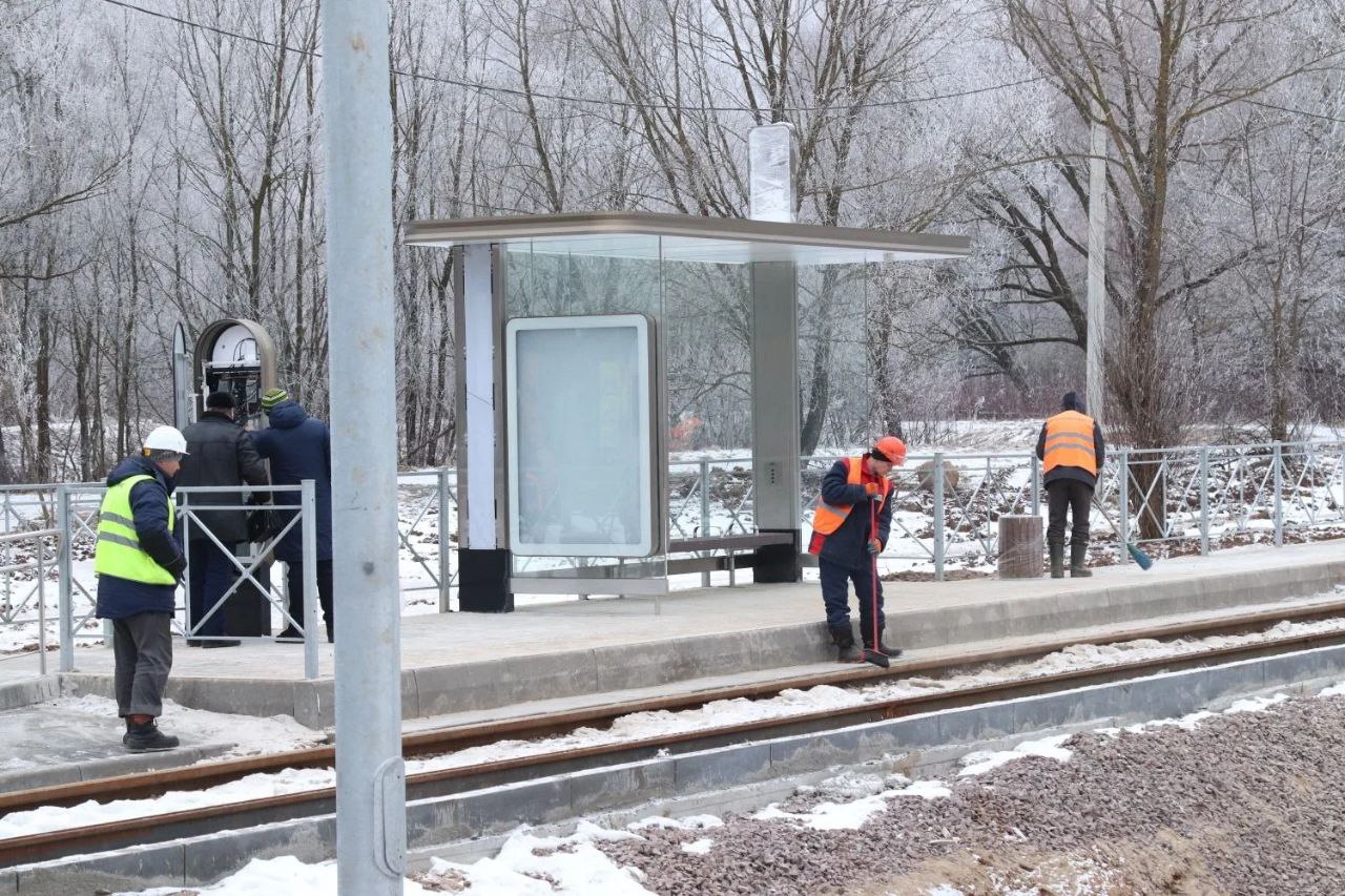 Модернизация трамвайных путей в Ярославле завершена на 50 Из запланированных 43 9 км готово 22 Работы продолжаются в Ленинском районе в следующем году начнется реконструкция двух путепроводов Будут также построены новые тяговые подстанции и современный диспетчерский центр модернизировано депо Для обновленной сети уже приобретены 47 современных низкопольных трамваев В первой половине 2026 года планируется полностью открыть движение из Дзержинского района до ЯМЗ А к концу 2026 года запустить полноценное трамвайное движение по всему городу Ранее было открыто движение на участке от трамвайного депо на Ленинградском проспекте до ТРЦ Рио Подпишись на MAX чтобы быть на связи