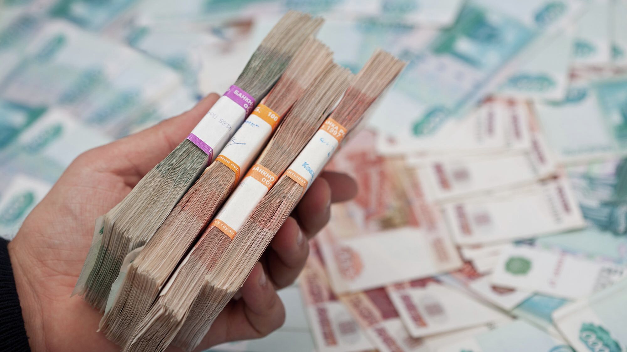 Житель Санкт Петербурга Николай выиграл 20 миллионов рублей в лотерее 12 Добрых дел увидел накануне вещий сон рассказали в пресс службе бренда всероссийских гослотерей организованных Минфином РФ Национальная Лотерея Николай из Санкт Петербурга не считает себя суеверным человеком и редко обращает внимание на знаки судьбы Но необычный сон в котором он увидел как выиграл крупный денежный приз заставил мужчину купить в приложении билет лотереи 12 Добрых дел и поверить в настоящее чудо выиграв 20 миллионов рублей рассказали в компании Победитель уже знает как распорядится суперпризом построит дом и часть денег отдаст на благотворительность В планах у него помочь нуждающимся детям и животным По словам победителя как лучше всего потратить выигрыш он тоже увидел во сне