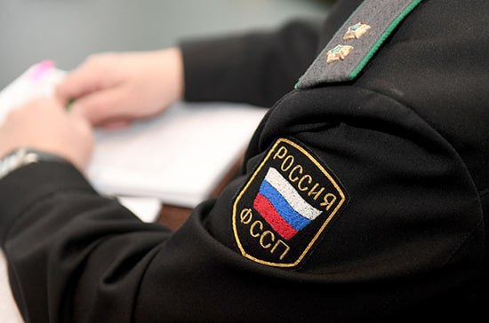 2 5 млн рублей вернул предприниматель за некачественное строительство дома в Псковской области Об этом сообщили в пресс службе регионального Управления Федеральной службы судебных приставов России Псковичка подала в суд иск на индивидуального предпринимателя с требованием вернуть деньги Как оказалось строитель возвел дом но объект оказался недостроенным Экспертиза выявила нарушения такие как отсутствие водосточной системы и отмостки некачественный фундамент трещины в стенах и ошибки в монтаже кровли Дом признали небезопасным и непригодным для проживания Устранение всех недостатков специалисты оценили в более чем 2 млн рублей Суд рассмотрел материалы дела и обязал подрядчика выплатить средства для устранения недостатков Исполнительный документ поступил судебным приставам которые взыскали исполнительский сбор в размере 7 от общей суммы задолженности а псковичке перевели положенные деньги в размере 2 5 млн рублей