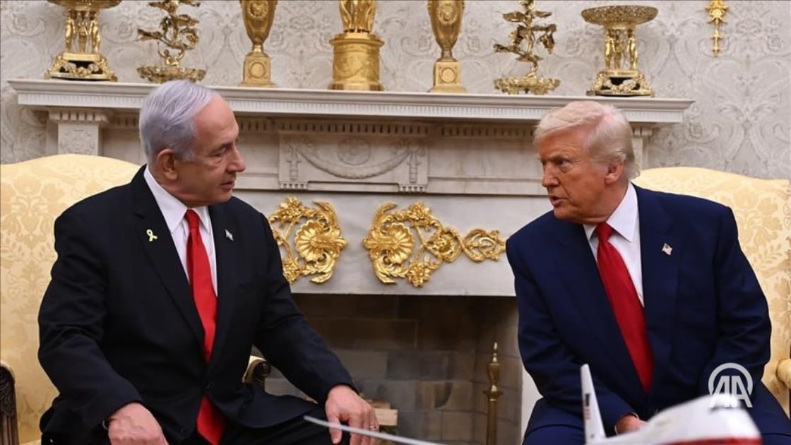 Трамп предостерег Нетаньяху от срыва ядерной сделки с Ираном Президент США Дональд Трамп заявил, что предостерег премьер-министра Израиля Биньямина Нетаньяху от любых действий в отношении Ирана, которые могут сорвать переговоры между Вашингтоном и Тегераном по иранской ядерной программе. Речь идет о телефонном разговоре Трампа и Нетаньяху, который состоялся на прошлой неделе. «Я хочу быть честным. Да, это так», - сказал американский лидер журналистам в Белом доме, отвечая на вопрос о том, предупреждал ли он премьера Израиля. «Мы ведем очень хорошие переговоры с Ираном. Посмотрим, значит ли это что-нибудь, но мы ведем хорошие переговоры», - отметил президент США. По мнению Трампа, соглашение с Ираном может быть достигнуто «в ближайшие недели». ↘ Подробнее на нашем сайте: v.aa.com.tr/3582571 24/7 в сутки с Агентством «Анадолу»