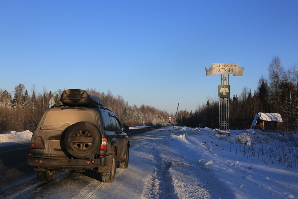 За 2025 год в Сыктывкаре произошло 4238 аварий на дорогах В большей части аварий в 3929 случаях водители отделались материальным ущербом в оставшихся 309 ДТП пострадали 366 человек погибли ещё 13 В прошлому году в авариях погибли 8 человек и пострадали 402 ЖД