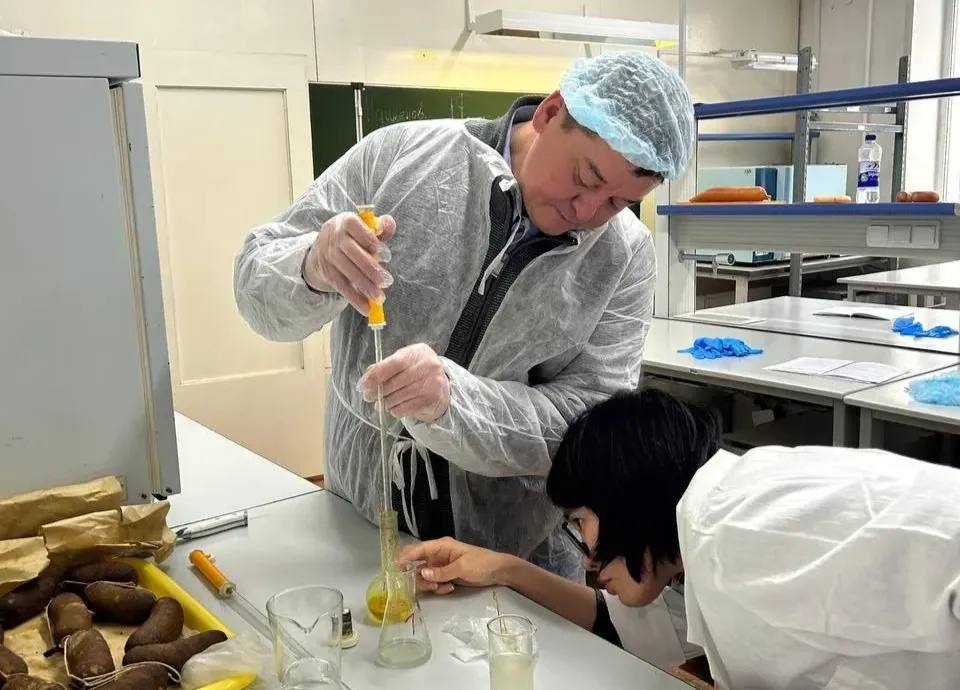 Ветеран СВО планирует открыть перерабатывающий цех в Якутске Участник специальной военной операции Михаил Юмаев готовится открыть в Якутске цех по переработке пищевой продукции а в перспективе создать собственное фермерское хозяйство Много лет он руководил администрацией микрорайона Марха и села Маган В 2024 году Михаил принял решение отправиться в зону СВО прошёл подготовку в добровольческом отряде Боотур БАРС 2 и заключил контракт с Минобороны ulusmedia Читайте нас в MAX