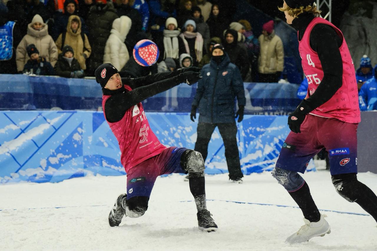 Газовая столица готовится к первому этапу чемпионата России по волейболу на снегу Он пройдет с 14 по 16 ноября и соберет лучших спортсменов страны У местных жителей и гостей города будет возможность с трибун наблюдать за игрой 7 мужских и 9 женских команд Все игры пройдут на центральной городской площади В первых день соревнований состоится групповой этап во второй полуфиналы в третий определятся победители В Новом Уренгое этап чемпионата России будет проводиться в седьмой раз Конечно болельщики с особым трепетом ждут игры команды Факел Ямал В этом сезоне за нее будут выступать звезды российского снежного волейбола Александр Крамаренко Мирослав Туровский Алексей Гусев и Егор Жаровин Ямал Спорт Вести Ямал l MAX l ТГ l ВК l САЙТ