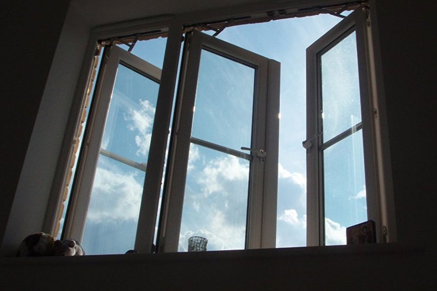 Женщина выпавшая с 6 этажа во время новогодних каникул до сих пор в тяжелом состоянии Врачи продолжают бороться за ее жизнь Как рассказывают обнинские травматологи были случаи когда человеку удавалось выжить и при падении с 14 этажа Помогло то же что и сейчас большое количество снега Причем мужчина не только остался жив но и сумел восстановиться и периодически заходит к травматологам чтобы сказать спасибо