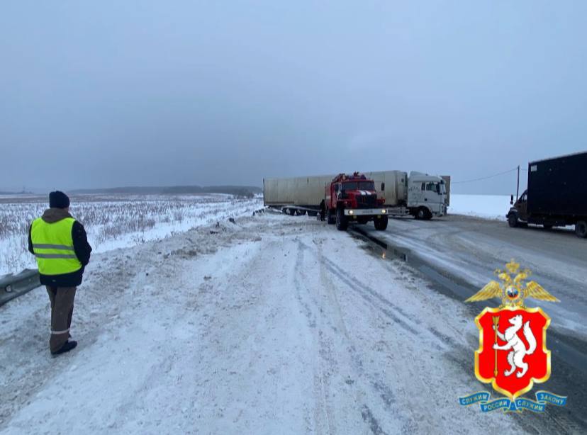 На Пермском тракте около Красноуфимска произошло ДТП.   Водителя грузовика занесло, он врезался в металлическое ограждение и перекрыл часть дороги. Никто не пострадал.  Сейчас на 183-м км введено реверсивное движение. Будьте осторожны.