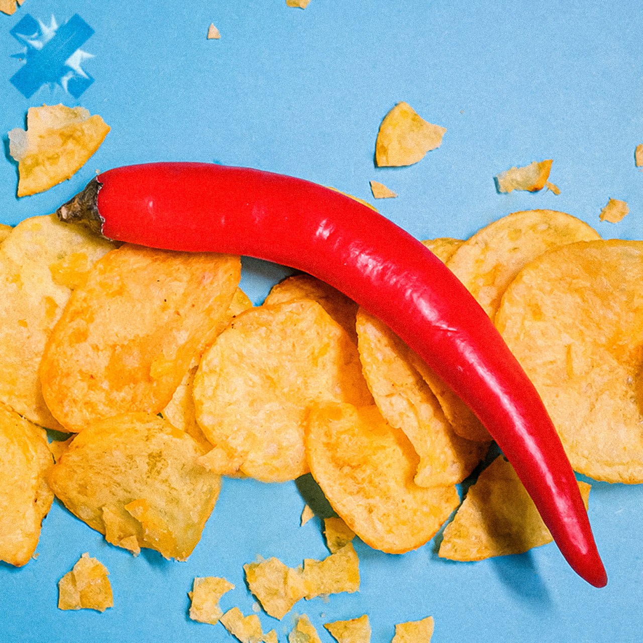 Россиянин попал в реанимацию из за суперострых чипсов 22 летний житель Ярославля получил химический ожог горла пищевода и желудка съев экстремально острые чипсы На следующий день ему стало тяжело дышать потемнело в глазах и его госпитализировали с подозрением на гемолиз врачи предполагают что это могла вызвать кислота из продукта После капельниц состояние улучшилось что за марка хочу попробовать фу не люблю острое здоровья парню НМШ