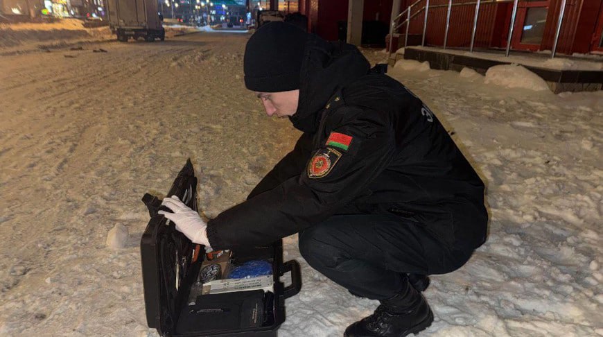 Упавшая с крыши глыба снега травмировала подростка в Минске возбуждено уголовное дело По данным следствия 17 января с ТЦ Dana Mall упала глыба снега и наледи и травмировала 17 летнюю девушку Ее госпитализировали Для определения тяжести повреждений назначена судебно медицинская экспертиза Очистка крыши проводилась однако место возможного схода снега не было должным образом ограждено Возбуждено уголовное дело по ст 155 УК РБ Фото ГКСЭ Минск Новости MINSKNEWS BY Telegram Viber FB VK Inst TikTok YouTube