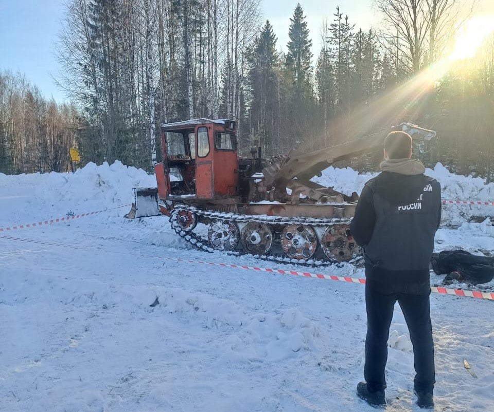 В Плесецком районе тракториста насмерть задавило погрузочное устройство  7 февраля 2025 года на лесной делянке, расположенной около 3 километров от посёлка Летнеозерский Плесецкого района, на тракториста одной из организаций, занимавшейся заготовкой древесины, при регулировке тормозной ленты трактора с самоходной техники упало погрузочное устройство. От полученных травм мужчина скончался.  Дело принято к производству следственным отделом по ЗАТО город Мирный СУ СК РФ по Архангельской области и НАО.  Фото: СУ СК