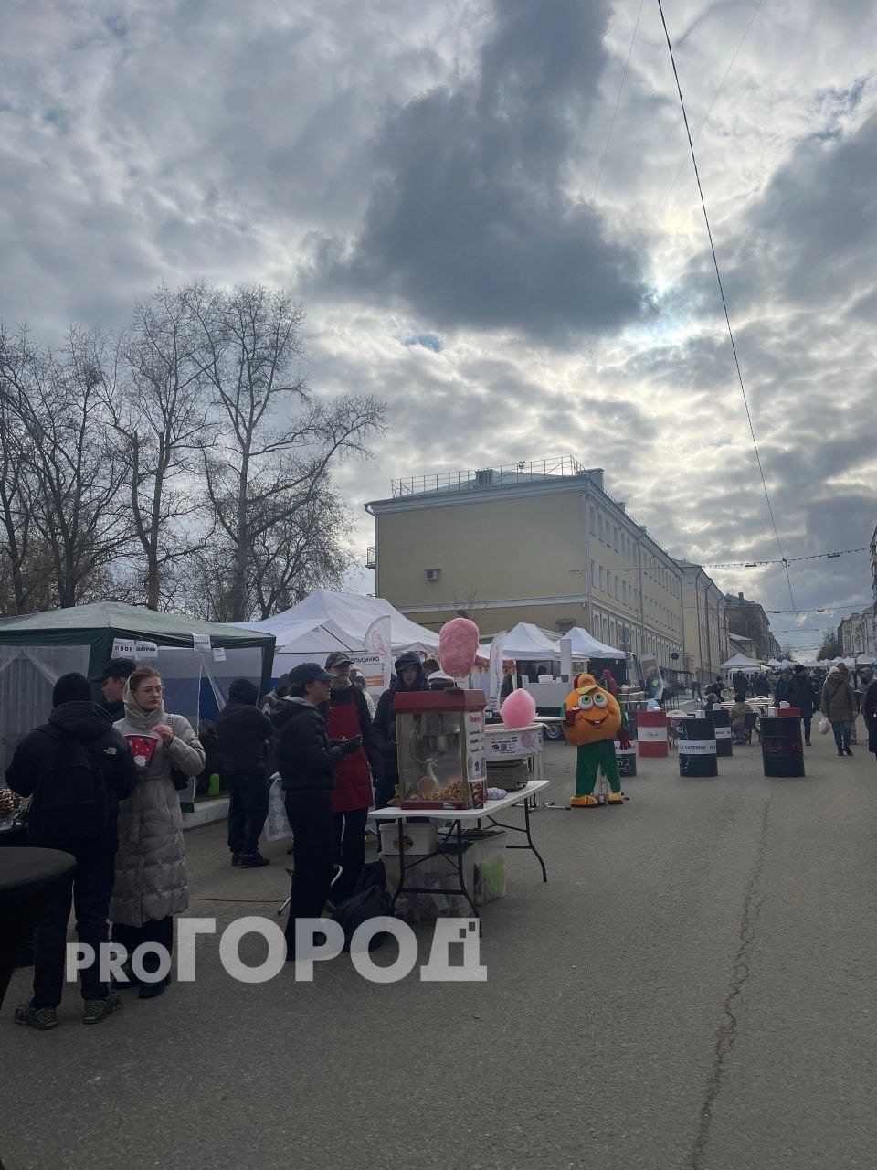 В Кирове вновь открылась пешеходная Спасская Творческую программу представили коллективы Нолинского района, Верхнекамского округа, Кирово-Чепецкого района и Кирово-Чепецка. Организована ярмарка. #от_читателя