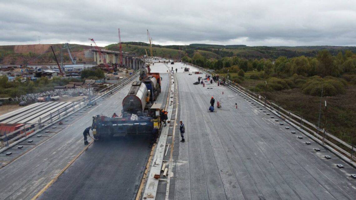 На мосту через Каму на обходе Челнов началась укладка дорожного покрытия  В настоящее время готовность этого сооружения длиной 1,3 километра составляет 89%.  Мост через Каму является самым длинным искусственным сооружением на скоростном маршруте Казань — Екатеринбург.  Обход Нижнекамска и Набережных Челнов, протяжённостью 81 километр, включает четырехполосную автодорогу, десять мостов, пять транспортных развязок, 11 путепроводов и пять разноуровневых пересечений. Завершение строительства объекта запланировано на конец этого года.  Подписаться   Сообщить новости