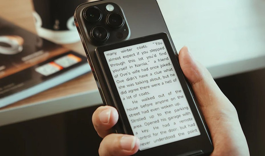 Двухсторонний смартфон мини читалка с MagSafe превращает iPhone или Pixel в электронную книгу Гонконгская компания XTEINK представила возможно самую компактную электронную читалку на рынке модель X4 Устройство с 4 3 дюймовым экраном весит 74 грамма и имеет габариты 114 69 5 9 мм Главной особенностью новинки стала поддержка магнитного крепления MagSafe позволяющая прилепить читалку к задней панели iPhone и некоторых моделей Android смартфонов Читалка X4 позиционируется как спутник для смартфона превращающий его в двусторонний гаджет социальные сети и развлечения на основном экране а чтение книг на дополнительном E Ink дисплее сзади Аккумулятора ёмкостью 650 мА ч по заявлениям производителя хватит на две недели автономной работы при чтении до 3 часов в день Устройство выпускается в двух цветах белом и чёрном Стартовая цена составляет 70 около 5400 рублей по текущему курсу iguides