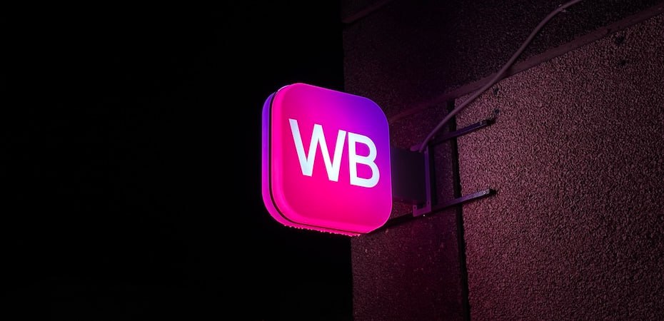 Мошенники придумали хитрый развод c Wildberries Фейковые публикации распространяют от имени Wildberries По легенде гражданина арестовали при попытке снять крупную сумму В свою защиту задержанный якобы заявляет что заработал честно благодаря акции от Wildberries Следом идет ссылка на несуществующую акцию через которую мошенники получают доступ к данным доверчивых пользователей В социальных сетях стали появляться посты с кликбейтными заголовками в которых говорится о том что кого то задержали за заказы на Wildberries Любой дополнительный заработок предлагаемый от лица Wildberries на сторонних ресурсах это риск мошенничества говорится в сообщении iguides