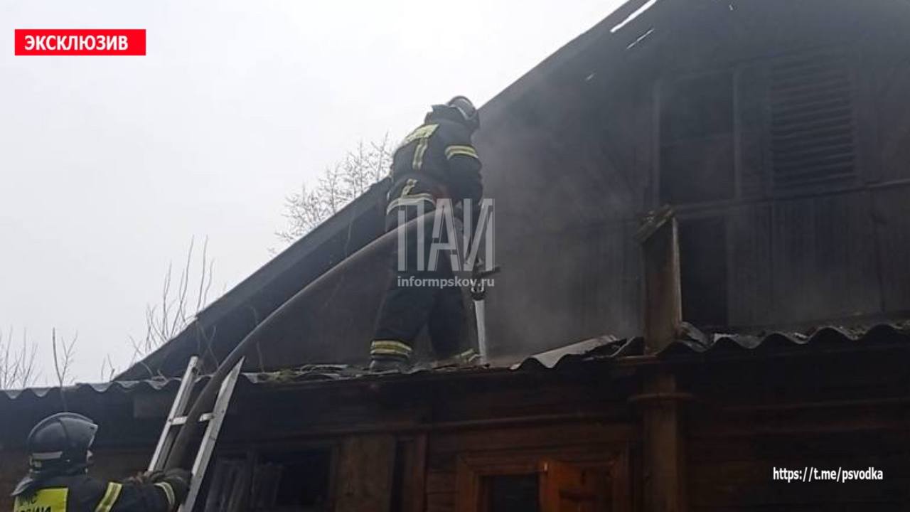 Пожарные ликвидировали возгорание дома в Пскове   В Пскове, на улице Вокзальной, у дома №3, произошло возгорание нежилого дома.  Прибывшие пожарные ликвидировали возгорание.   Из горевшего дома звеном ГДЗС из пожара был спасен мужчина. От госпитализации он отказался  На месте работают бригада скорой помощи, пожарные подразделения, сотрудники полиции.  Обстоятельства произошедшего выясняются.  #Псков