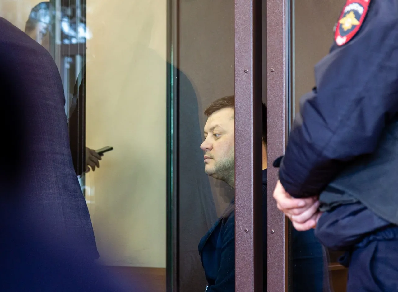 Сити менеджера Уфы Ратмира Мавлиева экстренно госпитализировали в Республиканскую клиническую больницу сообщает Честный репортаж Как рассказал РИА Новости адвокат Марат Самойлов его подзащитного увезли в больницу из за боли в сердце Господин Мавлиев находится под домашним арестом Ему вменяют два эпизода взятки в особо крупном размере и два эпизода превышения должностных полномочий Фото Идэль Гумеров Коммерсантъ Если было интересно поддержите лайком и подпишитесь Ъ Уфа Max ВКонтакте