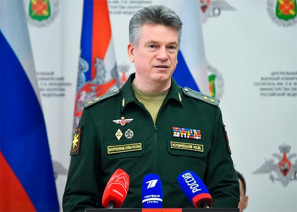 У главного кадровика Минобороны нашли десятки редких монет и ювелирные украшения Генпрокуратура собирается взыскать в доход государства имущество полученное начальником главного управления кадров Минобороны России генерал лейтенантом Юрием Кузнецовым коррупционным путём Оно оценивается в сумму более 500 млн руб Речь идёт о квартирах крупных суммах денег а также внушительной коллекции редких монет 59 золотых и 101 серебряной и дорогостоящих ювелирных украшений В коллекции есть монеты с изображением первого президента США Джорджа Вашингтона и статуи Свободы экземпляры в честь Главного храма Вооруженных сил России 75 летия Победы и другие Также Генпрокуратура хочет изъять у офицера наручные часы бренда Omega и 94 ювелирных украшения Масштабы нажитого поражают и в этом главный кадровик МО недалеко ушел от другого генерала бывшего замглавы Минобороны Тимура Иванова у которого хотят забрать имущество на сумму более 1 2 млрд рублей nakanuneru