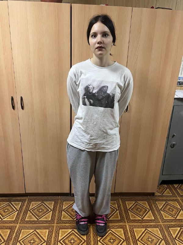 В Орске пропала 15 летняя школьница Галина ушла из дома по ул Пацаева 12 октября в 15 00 домой так и не вернулась сообщает полиция Приметы на вид 16 17 лет рост 170 см среднего телосложения волосы черные средней длины Была одета спортивный костюм серый белые кроссовки Если вам известно что то о местонахождении девочки обратитесь в полицию 8 3537 29 52 00 8 3537 29 52 91 или 02 Урал56 Ру в MAX