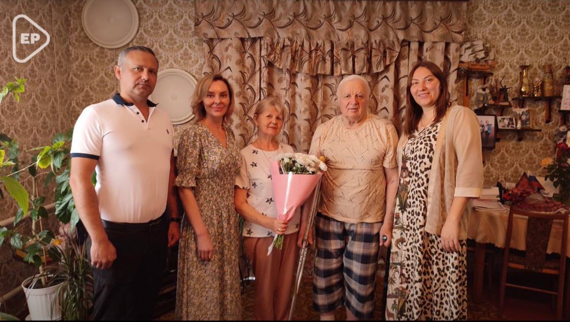 Семью, в которой пятеро детей и пару, прожившую в браке 49 лет поздравили областные депутаты от «Единой России» в Скадовске и Новотроицком В канун праздника в семье Ивана и Анжелы Марченко, которые воспитывают пятерых детей побывала с подарками депутат областной Думы, региональный координатор «Женского движения Единой России» Оксана Мороз. Работает Иван в водном хозяйстве, Анжела – домохозяйка. Живут ради детей, вместе преодолевают трудности, создают свой добрый семейный мир. На праздник с пустыми руками не принято приходить и благодаря поддержке неравнодушных людей, такая возможность есть. Вручила семье чайный сервиз, цветы, чай и торт, - рассказала Оксана Мороз. А депутат регионального парламента Ольга Осипенко навестила с поздравлениями семью Кучанских в Новотроицком округе. Вместе Анна Петровна и Николай Васильевич уже 49 лет. Оба уже пенсионеры, а в прошлом были педагогами. Признаются, что секрет их крепкого брака – любовь, взаимопонимание, поддержка и забота друг о друге. #ЕдинаяРоссия #Семья