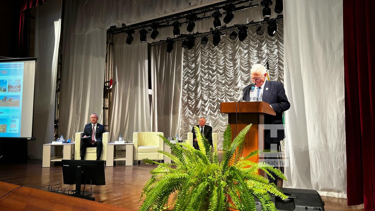 500 новых рабочих мест даст новый тепличный комплекс в Сухиничском округе Проект будет реализован благодаря инвестиции на 9 млрд рублей до 2028 года В комплексе будут выращивать розы овощи и саженцы Еще одна крупная инвестиция строительство предприятия по производству плит и керамического отделочного материала премиум сегмента Это еще 130 рабочих мест проект будет реализован до 2031 года В округе действуют 10 предприятий среди которых производства комбикормов продуктов одежды и предприятия по обработке древесины Объем валовой продукции за 2025 год превысил предыдущий и составил 6 4 млрд рублей Сухиничская продукция пользуется большим спросом в стране комбикорм признан высококачественным одежда часто посещает международные выставки а производство уличной мебели и детских комплексов имеет 4 золотые медали с международных выставок и входит в национальный реестр входит в национальный реестр Ведущие промышленные предприятия России Об этом доложил глава Сухиничского округа Александр Колесников Подписывайтесь на наш канал в Максе