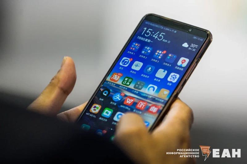 Сотовый оператор сдал свердловского медика за просмотр экстремистских материалов Об этом заявил ЕАН рассказал основатель юридической конторы Сергей Барсуков и партнеры Сергей Барсуков По его словам медик по пути из дома до работы бороздил просторы интернета и наткнулся там на запрещенные организации Это зафиксировал сотовый оператор который и передал оперативникам информацию Сейчас юрист пытается доказать что юноша случайно забрел на запрещенный контент EanNews