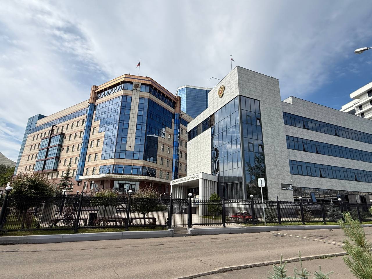 Без изменения оставлено решение Арбитражного суда Красноярского края о взыскании с муниципального унитарного предприятия Краснотуранское районное многоотраслевое производственное предприятие жилищно коммунального хозяйства 17 413 563 руб 20 коп вреда причинённого окружающей природной среде водному объекту Напомним что в производстве Арбитражного суда Красноярского края находилось дело по иску  Енисейского Межрегионального управления Федеральной службы по надзору в сфере природопользования далее Управление к МУП Краснотуранское районное многоотраслевое производственное предприятие жилищно коммунального хозяйства далее Краснотуранское РМППЖКХ о взыскании суммы вреда причиненного окружающей природной среде водному объекту в размере 17 413 563 руб 20 коп дело А33 24692 2024 Как указывало Управление в ходе проверки МУП РМППЖКХ установлено что им осуществляется эксплуатация очистных сооружений с Краснотуранск ул Береговая 1А и сброс сточных вод после очистки в залив Сыда Красноярского водохранилища Согласно протоколам испытаний качественные характеристики сточных вод после очистки превышают допустимые концентрации загрязняющих веществ по аммонию БПК5 марганцу меди фосфатам фосфору утверждало Управление На основании вышеизложенного Управление произвело расчет размера вреда причиненного водному объекту залив Сыда Красноярского водохранилища который составил 17 413 563 руб 20 коп Решением от 08 06 2025 оставленным без изменения Постановлением Третьего арбитражного апелляционного суда резолютивная часть Постановления от 11 09 2025 исковые требования удовлетворены с муниципального унитарного предприятия Краснотуранское районное многоотраслевое производственное предприятие жилищно коммунального хозяйства взыскано 17 413 563 руб 20 коп вреда причинённого окружающей природной среде водному объекту  Решение вступило в законную силу ВК Телеграм Сайт Чат бот
