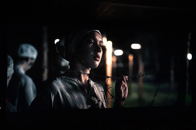 В Челябинске прошел премьерный показ фильма Вальс со смертью сообщает газета Правительства и Законодательного Собрания области Южноуральская панорама Юная балерина из Смоленска вместе с матерью и другими остарбайтерами попадает в фашистский лагерь Штуттгоф в Кенигсберге на принудительные работы Заключенные изо всех сил пытаются выжить в нечеловеческих условиях но они еще не знают что впереди их ждет жестокое испытание марш смерти Челябинск стал третьим регионом России где был представлен Вальс со смертью Ранее его показали в Монголии Зрители тепло встретили историю о стойкости смелости и силе духа русской девушки со Смоленщины Некоторые не могли сдержать слез отмечая душевность и трогательность картины novagistrion