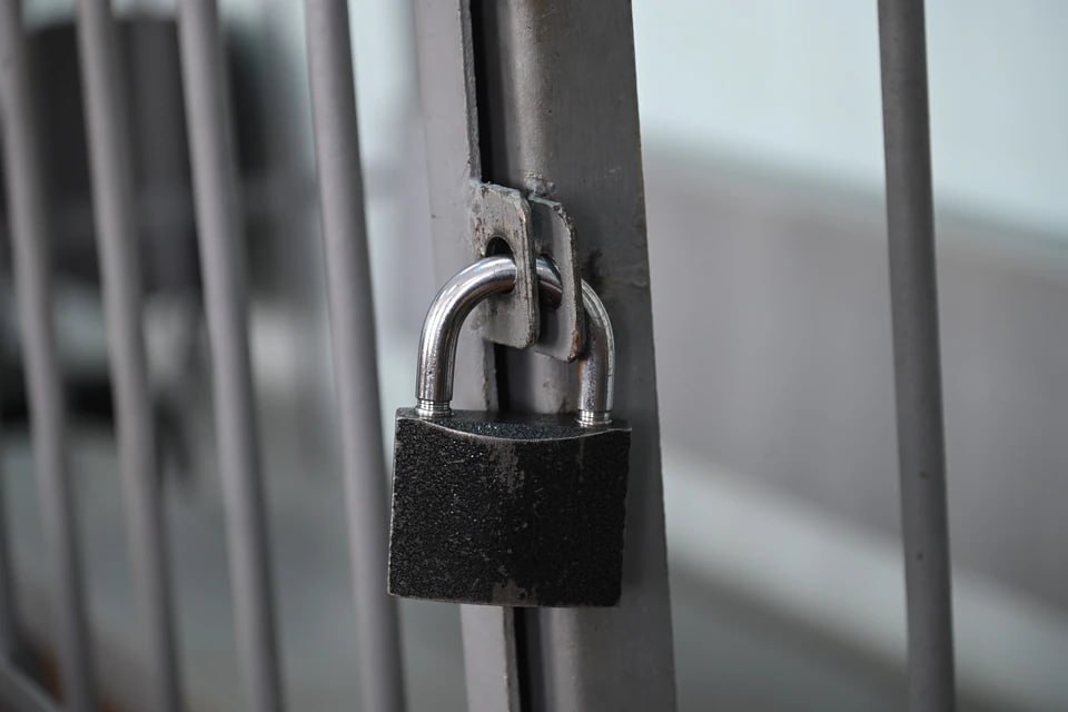 Росфинмониторинг за 2025 год исключил более 700 человек из списка террористов 21 декабря Комсомольская правда Более 700 человек были исключены из списка террористов и экстремистов в России в 2025 году сообщили РИА Новости в Росфинмониторинге В ведомстве отметили что именно столько физических лиц в течение года были вычеркнуты из соответствующего перечня Стоит отметить что людям и организациям включённым в этот список запрещено взаимодействовать со СМИ размещать информацию в интернете организовывать публичные мероприятия участвовать в выборах а также пользоваться финансовыми услугами кроме тех что связаны с уплатой налогов выплатой зарплат и возмещением ущерба