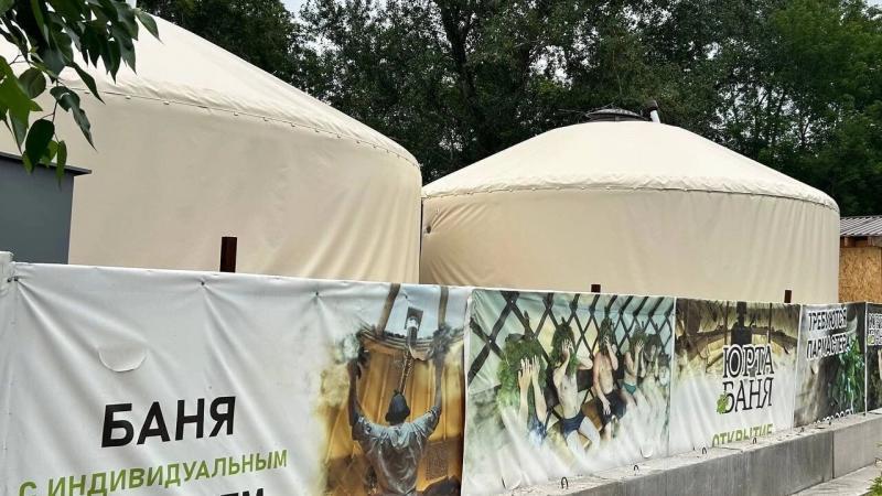 Администрация Красноярска подала иск в Арбитражный суд края, чтобы заставить предпринимателя демонтировать банный комплекс на берегу Качи или привести его в порядок. Речь идёт о строящихся зданиях на Качинской, 60Б, между улицами Перенсона и Вейнбаума.  Руководитель департамента градостроительства Сергей Шикунов сообщил, что строители закрепили здания на винтовых сваях и уложили перекрытия пола, поэтому сооружение относится к капитальным.   Однако застройщик не запрашивал разрешение и не представил проектную документацию, необходимую для коммерческих объектов. На рекламных баннерах сам застройщик обозначил комплекс как коммерческий.  Подробнее — на Бабре  #красноярск