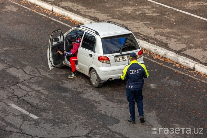 В Узбекистане водители, неоднократно игнорирующие требования сотрудников ОВД об остановке автомобиля, будут оштрафованы с лишением прав на год. Также повторное нетрезвое вождение и вождение после лишения водительского удостоверения станет уголовно наказуемым.