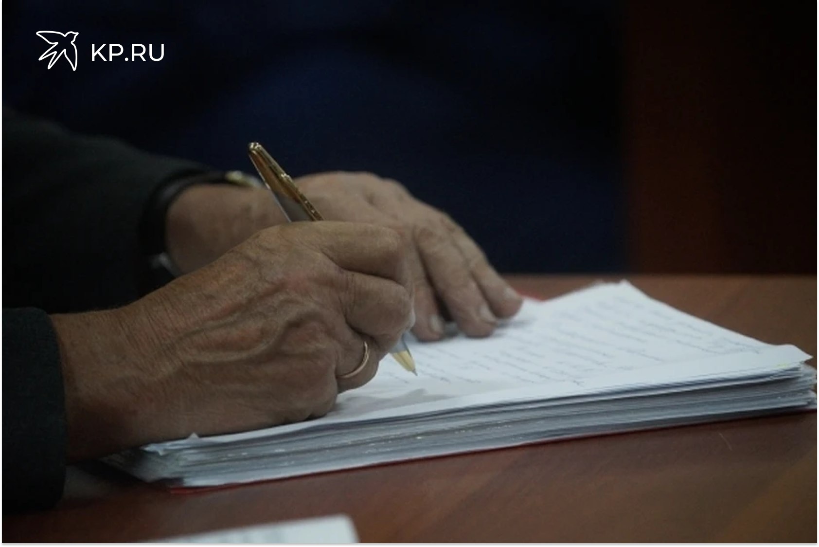 Каждый третий воронежец считает 12 дневные новогодние каникулы 2026 оптимальными Новогодние каникулы 2026 года которые продлятся рекордные 12 дней с 31 декабря по 11 января нашли сторонников среди каждого третьего экономически активного жителя Воронежа Такие данные приводит сервис SuperJob в исследовании Согласно опросу 33 воронежцев считают утвержденную продолжительность январского отдыха оптимальной При этом почти половина респондентов 47 высказалась за сокращение праздничных выходных Чаще всего горожане называют желаемой продолжительностью 9 дней что на три дня меньше официального срока Исследование выявило заметные различия во мнениях в зависимости от демографических и социальных факторов Так женщины чаще поддерживают официальные 12 дневные каникулы Мужчины же склонны к более длинному отдыху 13 14 дней Самые активные сторонники 12 дневного формата респонденты 35 45 лет 37 Молодежь до 35 лет напротив чаще других хотела бы продлить каникулы 17 в этой группе Наиболее критично к длинным каникулам относятся высокооплачиваемые специалисты с заработком от 150 тысяч рублей Только 21 из них поддерживают 12 дневный отдых а 66 выступают за его сокращение Каждый пятый представитель этой группы вообще готов выйти на работу сразу после Нового года