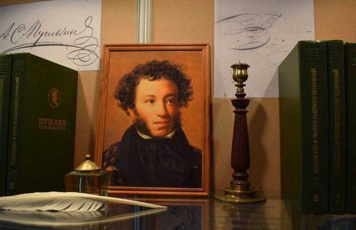 В Бурятии пройдет литературный праздник, посвященный 226-летию со дня рождения А.С. Пушкина 6 июня в Новоселенгинском музее декабристов состоится ежегодный праздник поэзии «Я в гости к Пушкину спешу…». В программе будут представлены: неспешные читки в купеческой гостиной, выступления любителей «солнца русской поэзии» в формате открытого микрофона. В музее гости смогут познакомиться с выставкой произведений «Путешествие по миру Пушкина» и поиграть в литературное лото «Что за прелесть эти сказки», а также присоединиться к мастер-классу «Букет из роз». Время проведения: 11.00-17.00. Место проведения: п. Новоселенгинск, Дом Старцева Д.Д. – музей декабристов.
