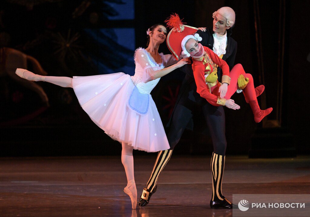 Самый дешевый билет на балет Щелкунчик в Москве обойдется в 500 рублей Как выяснил корреспондент РИА Новости Музыкальный театр имени Сац покажет свою версию спектакля 4 раза 24 и 25 декабря днем и вечером и 19 февраля на сцене культурного центра Меридиан Билет на балкон от 500 до 1 3 тысячи рублей а в партер от 900 до 2 5 тысячи рублей Балет Щелкунчик часто ассоциируется с главным театром страны Большим театром Попасть туда непростая задача помимо высокой стоимости из года в год вокруг билетов большой ажиотаж Большой театр не единственное место где зрители могут увидеть главный новогодний спектакль различные московские площадки предлагают альтернативные варианты подробнее о них читайте здесь Подписаться на РИА Новости