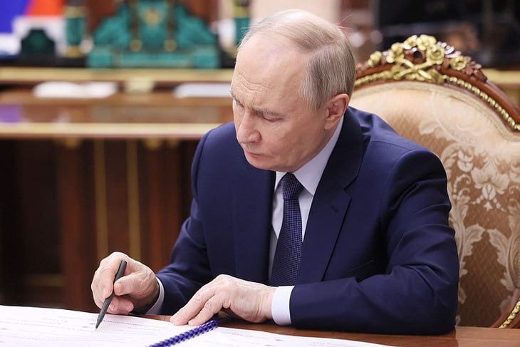 Владимир Путин назначил в Волгоградской области новых судей 9 июля президент Владимир Путин подписал новый указ о назначении судей. Документ пополнил штат судейского корпуса Волгоградской области двумя сотрудниками. Судьёй Волжского городского суда назначена Наталья Галушкина. В Даниловском районе судейскую должность заняла Наталия Аношкина.