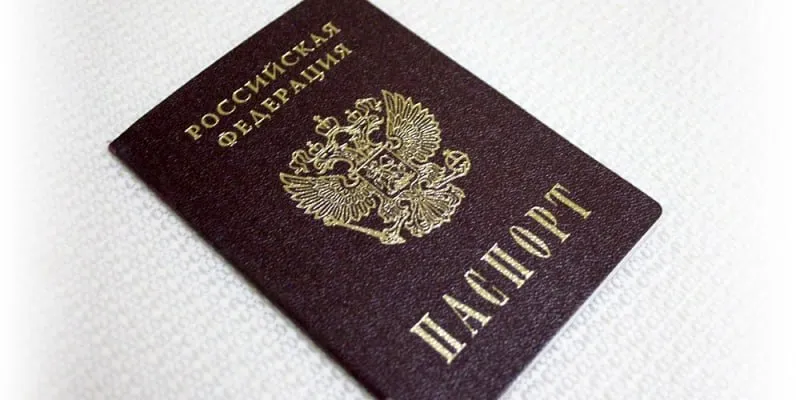 В Госдуме предложили менять паспорт после 60 лет С такой инициативой выступил депутат Игорь Антропенко По его словам это необходимо поскольку с возрастом внешность человека может значительно меняться что создаёт трудности при идентификации например при посадке в самолёт или поезд Парламентарий также отметил что сейчас паспорт меняется только в 20 и 45 лет в то время как загранпаспорт необходимо обновлять каждые 10 Предложение связывают и с ростом средней продолжительности жизни в России которая уже превышает 74 года Как вы считаете нужна ли такая мера AmurMedia в Max   AmurMedia Прислать новость AmurMedia в Дзен