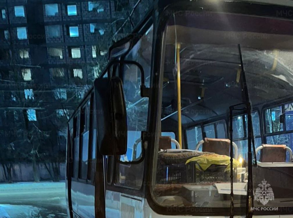 Автобус сбил мужчину на зебре Водитель автобуса ПАЗ при повороте наехал на 39 летнего мужчину который переходил дорогу по нерегулируемому пешеходному переходу Авария случилась на улице Московской Пешеход с травмами доставлен в больницу