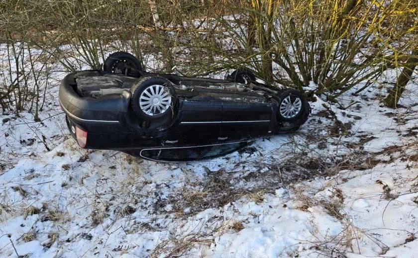 В Заокском районе 9 января в 10:30 на втором километре автоподъезда к населенному пункту Сосновый произошло ДТП. 38-летняя женщина на Volkswagen Passat не справилась с управлением и вылетела в кювет. Затем иномарка перевернулась.  В результате ДТП женщину госпитализировали.